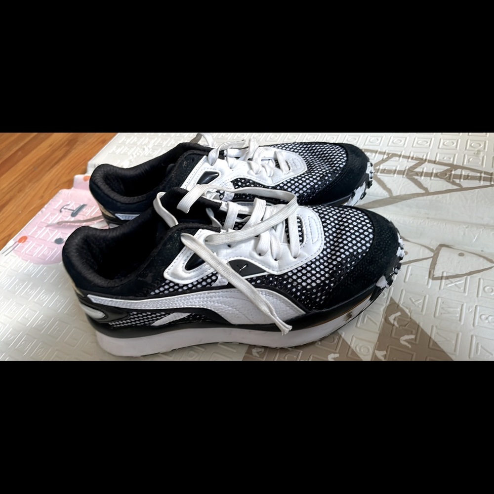 Very lightly worn. I can’t use anything bouncy theserlike butter; soft and comfy